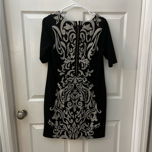 Sunny Leigh Ladies Dress with Damask detailing size M - Picture 6 of 6